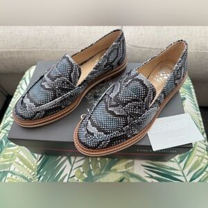 VINCE CAMUTO Gray, Black and blue Snakeskin Loafers NWT